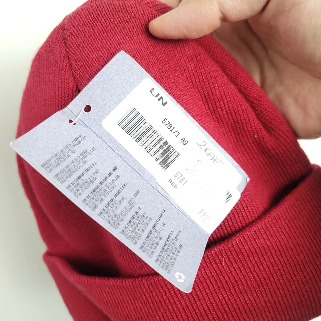 리바이스 레드탭 로고 비니 크리스마스 레드 컬러 판매합니다. 상품이미지4