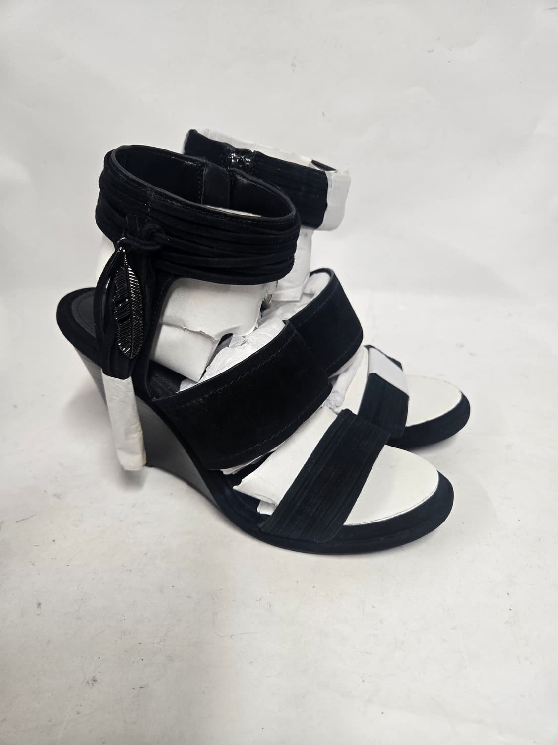 새제품)코치 블랙 스웨이드 테슬장식 웨지힐 샌들 240 상품이미지1