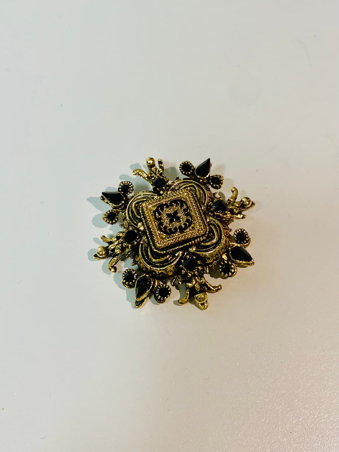 UK vintage black&gold brooch 빈티지 브로치 상품이미지3