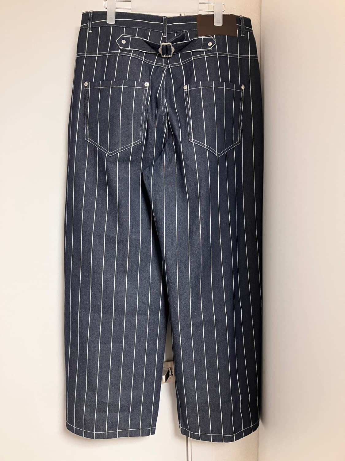 Aakam striped cinch back denim pants 상품이미지1