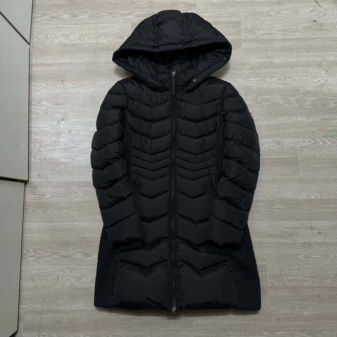 게스 여성 덕다운 와펜 쉐브론 롱패딩 점퍼 [블랙] S/90 상품이미지1