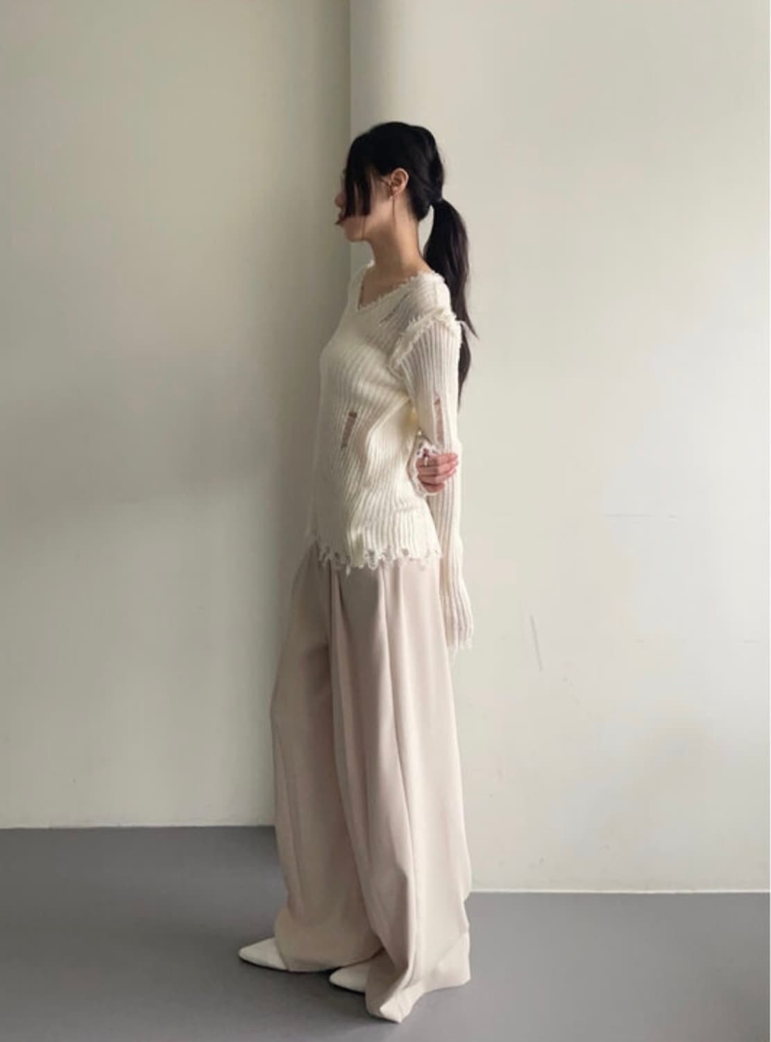 아델리오 데미지 브이넥 니트 아이보리 상품이미지3