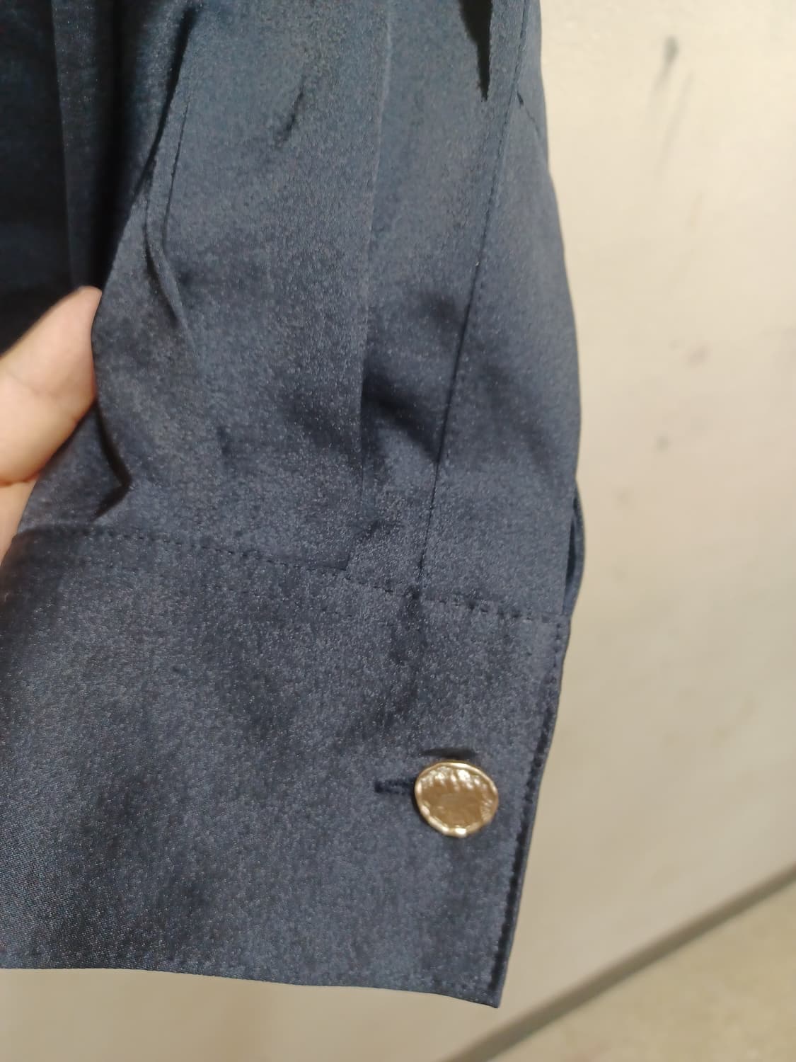 ORR 오르 네이비색 유광 블라우스  상품이미지6
