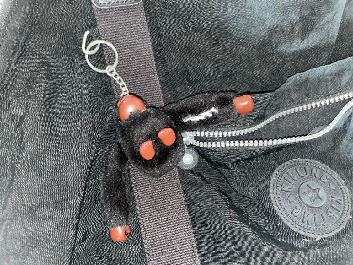 키플링 보부상 숄더백 블랙 (착샷) 상품이미지5