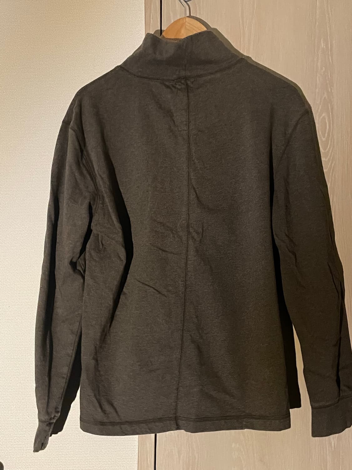 나아나나 크롭 루즈드 터틀넥 티셔츠 상품이미지2