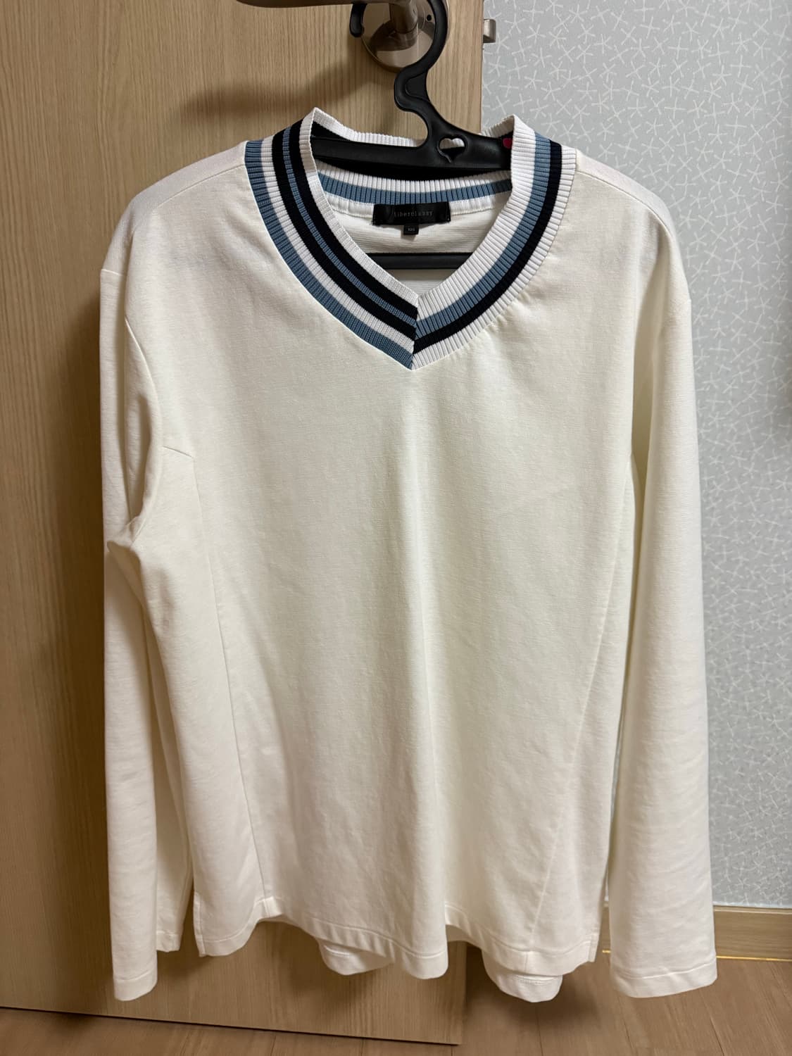 김희철 착장 리버클래시 화이트 브이넥 니트 105 상품이미지3