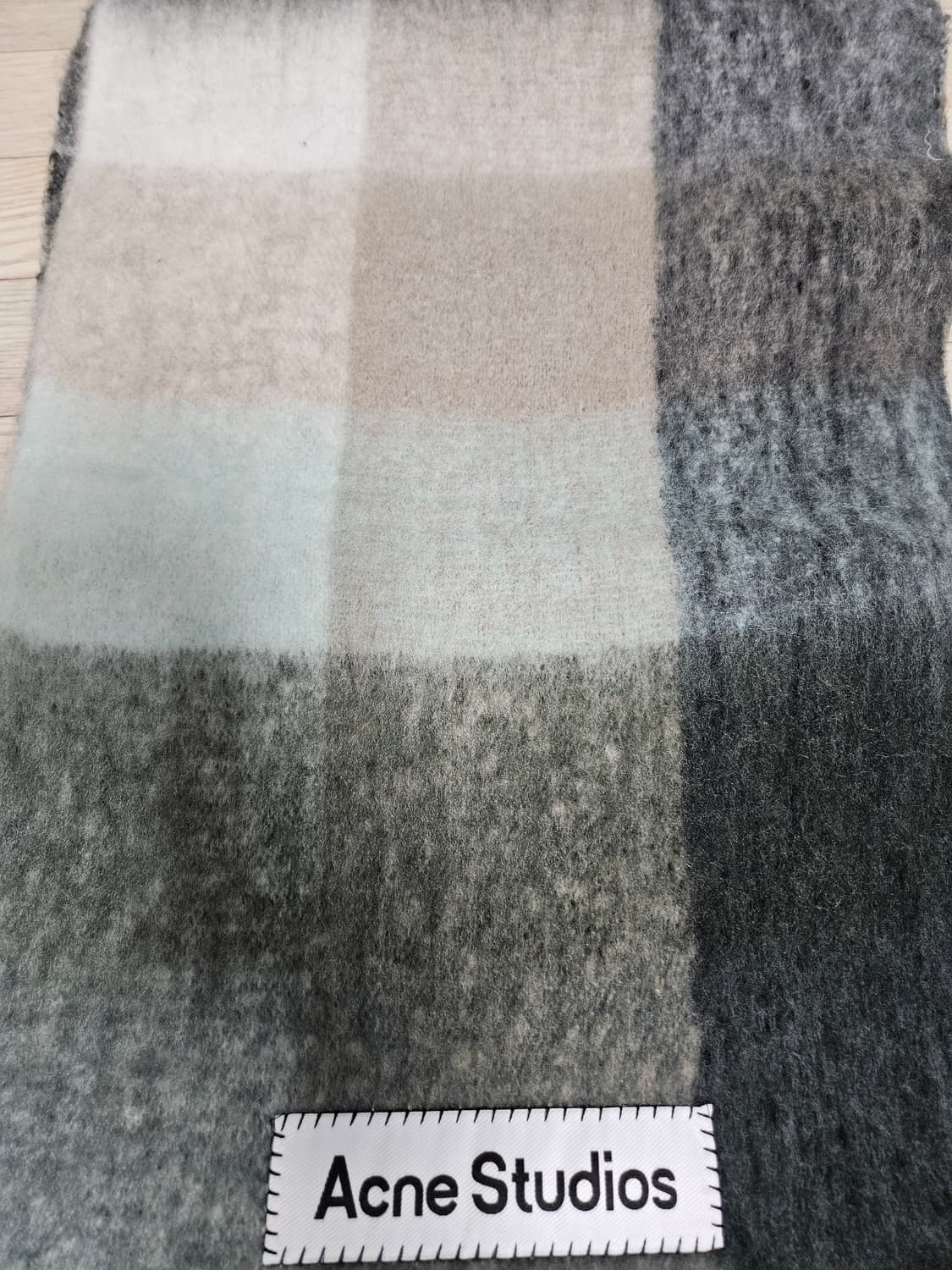 아크네 블랙 체크 머플러  상품이미지4