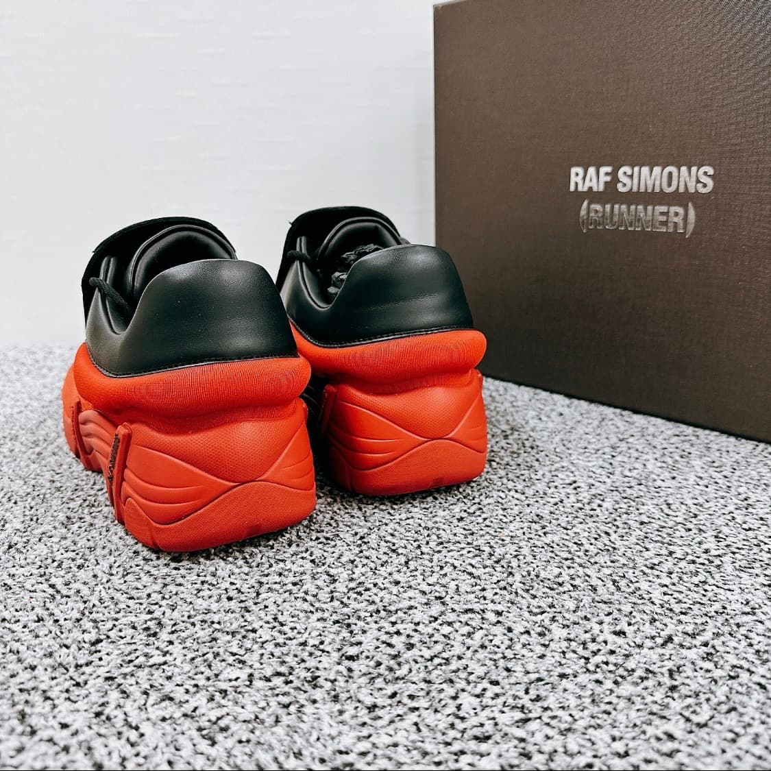 라프 시몬스 남성 블랙 레드 ANTEI 스니커즈   상품이미지4