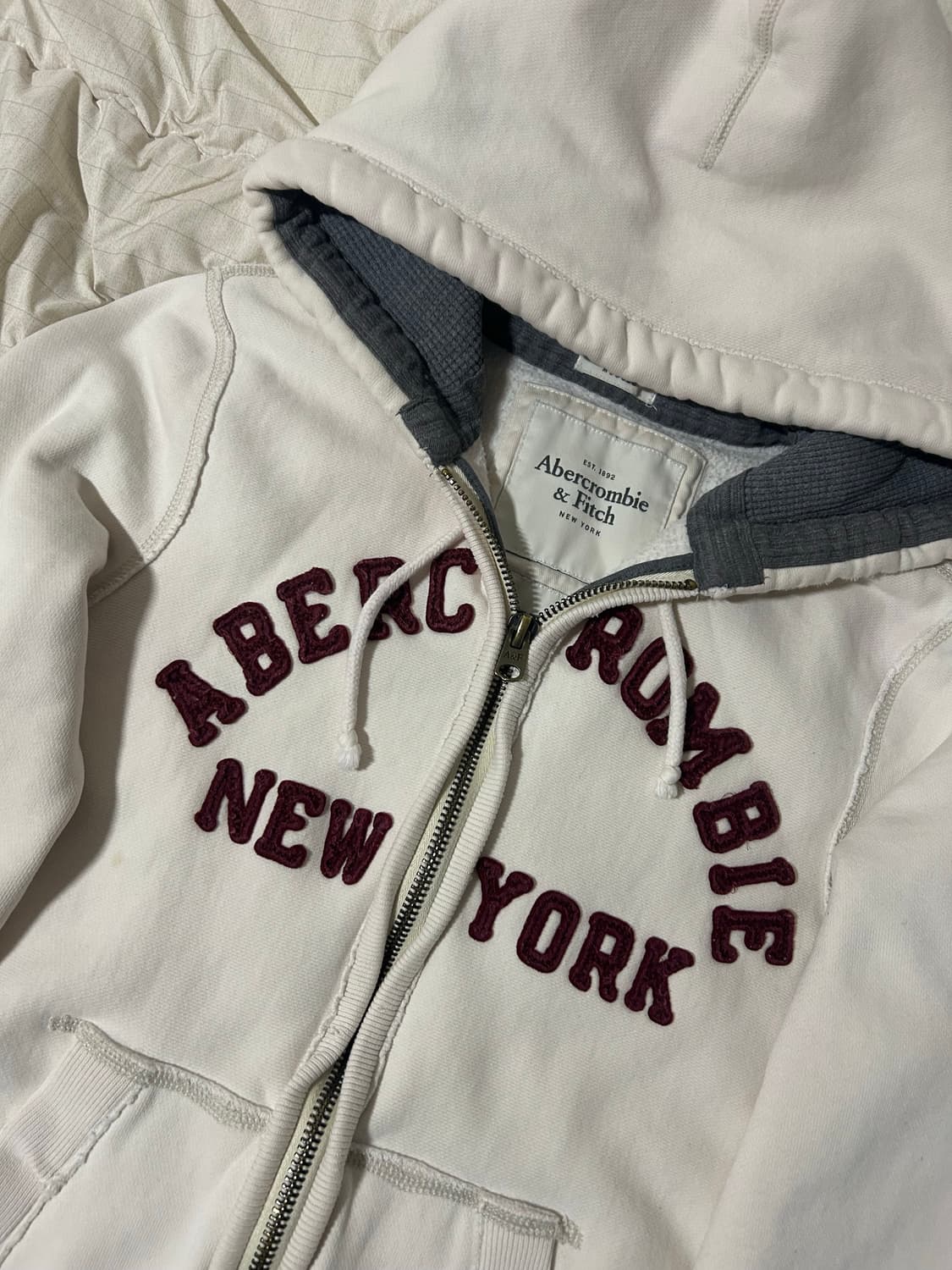 아베크롬비 데미지 디테일 버건디 아치 로고 후드집업 상품이미지3