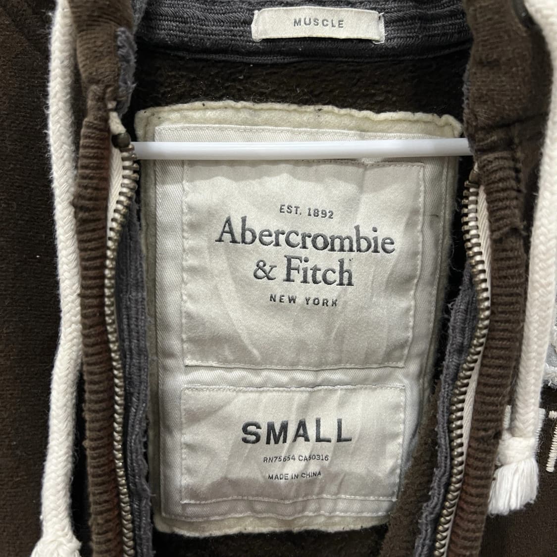 아베크롬비 앤 피치 빈티지 아플리케 로고 머슬 핏 후드 집업 상품이미지4