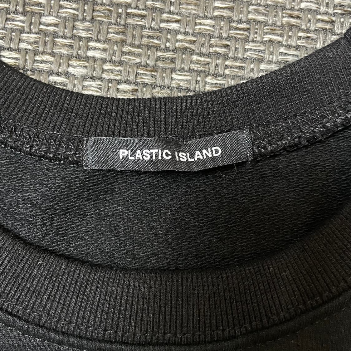 플라스틱 아일랜드 블랙 맨투맨 스웻셔츠 상품이미지4