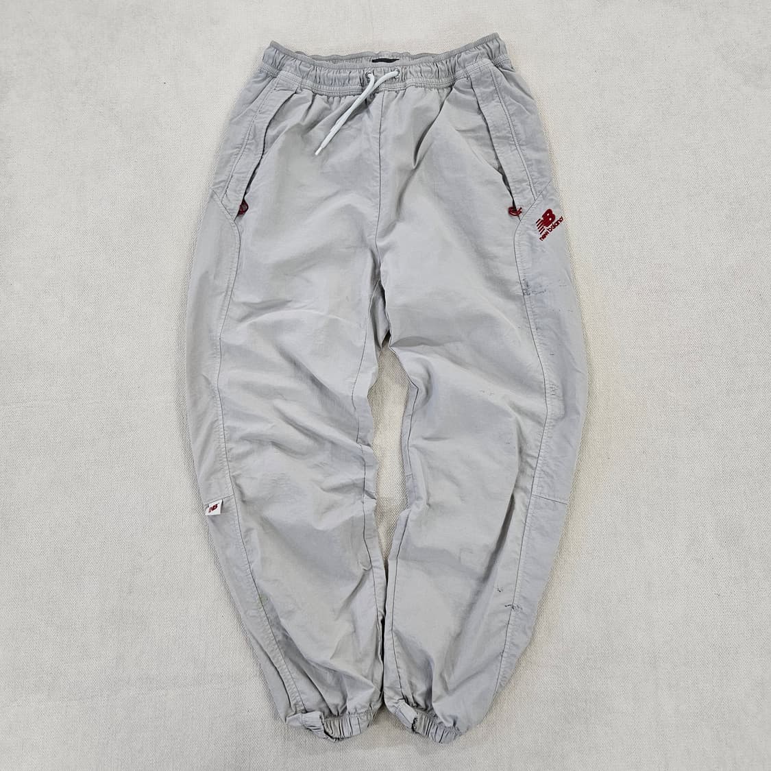 [80(M)] 뉴발란스 여성 레드 로고 포인트 조거 팬츠 0115YH2 상품이미지1