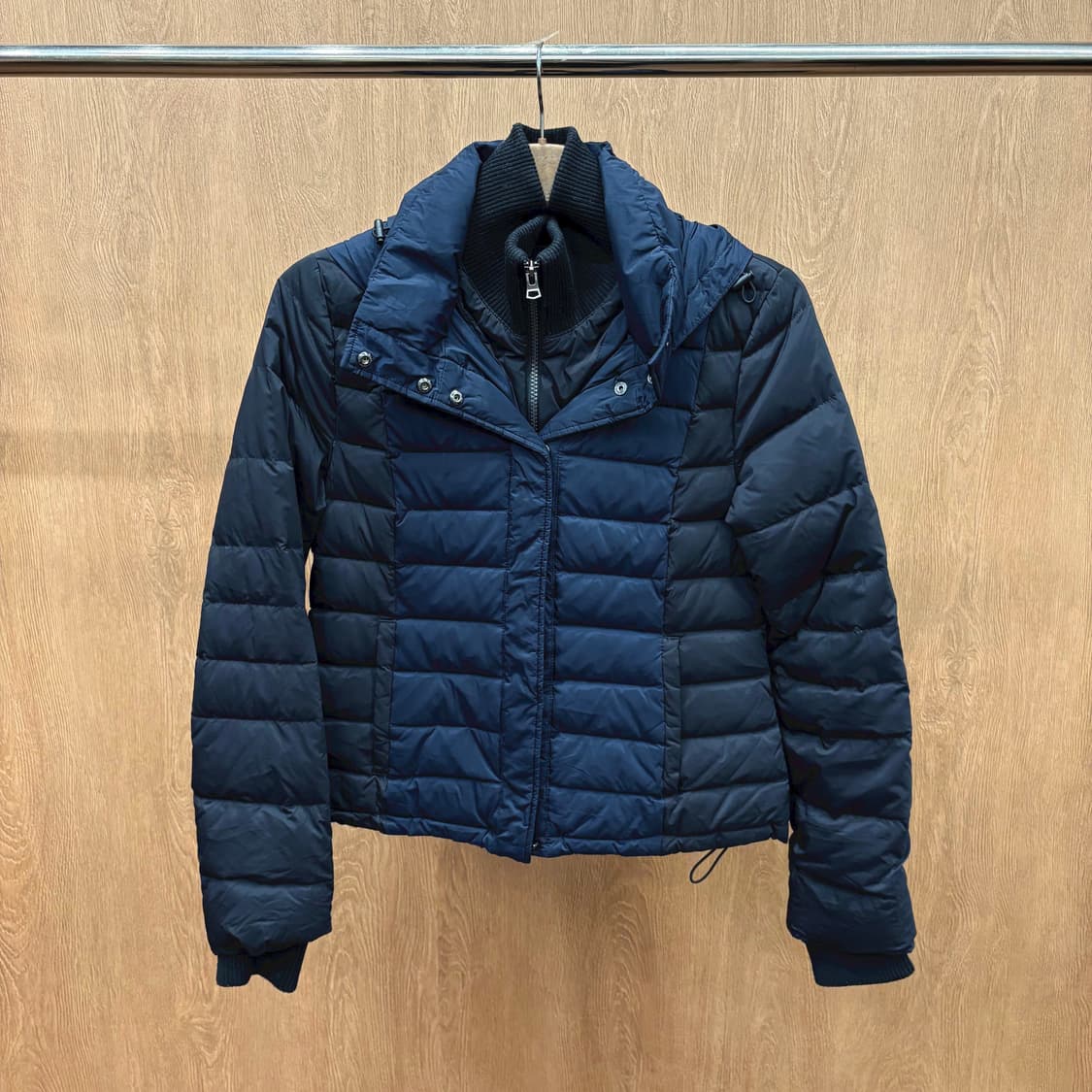 띠어리 하이넥 후드 숏 패딩 점퍼 스퀘어 퀄팅 밑단 스트링 디테일 블랙 상품이미지2