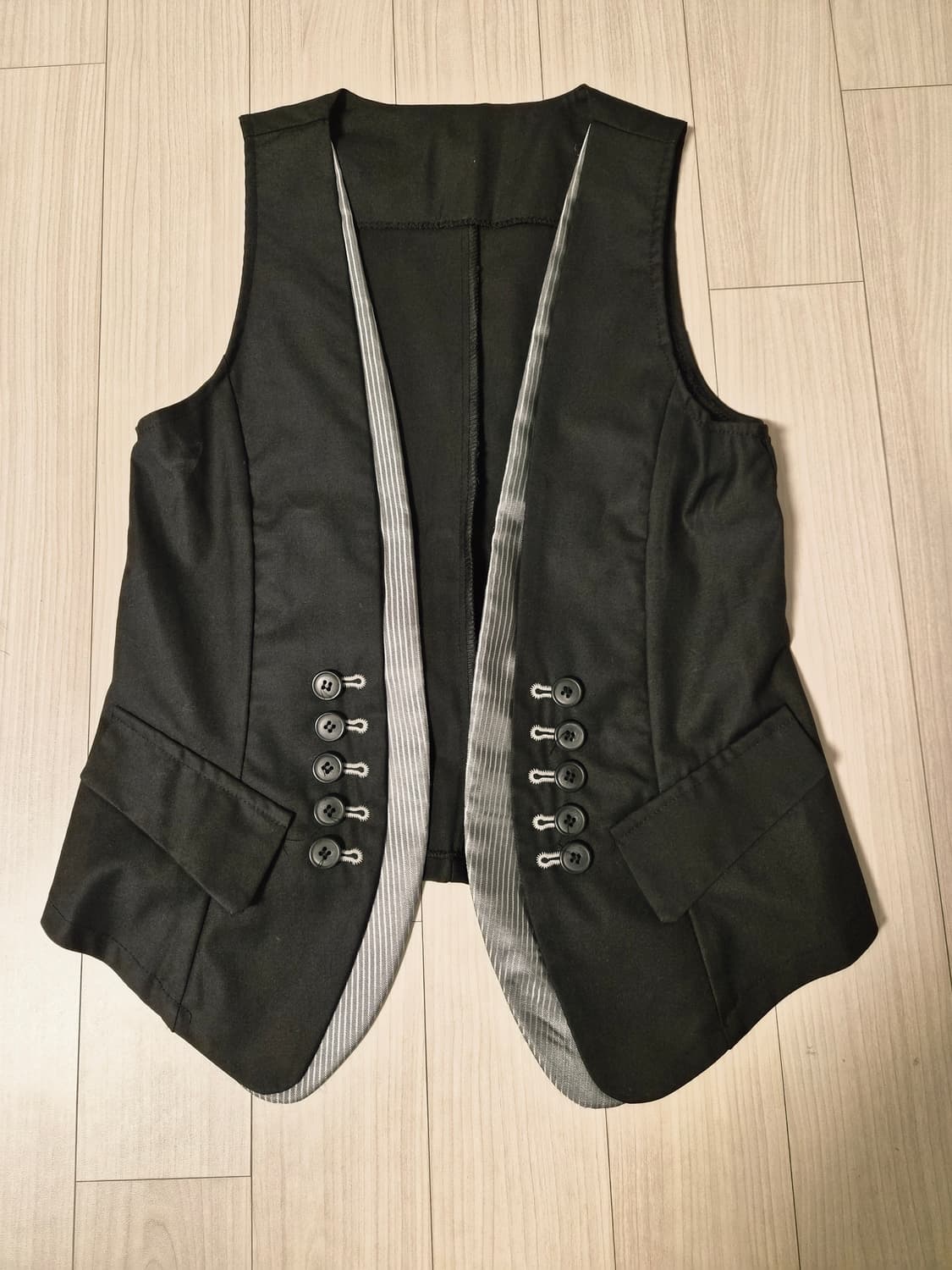 레이어드 필수템! 세련된 스트라이프 배색 블랙 베스트 상품이미지2