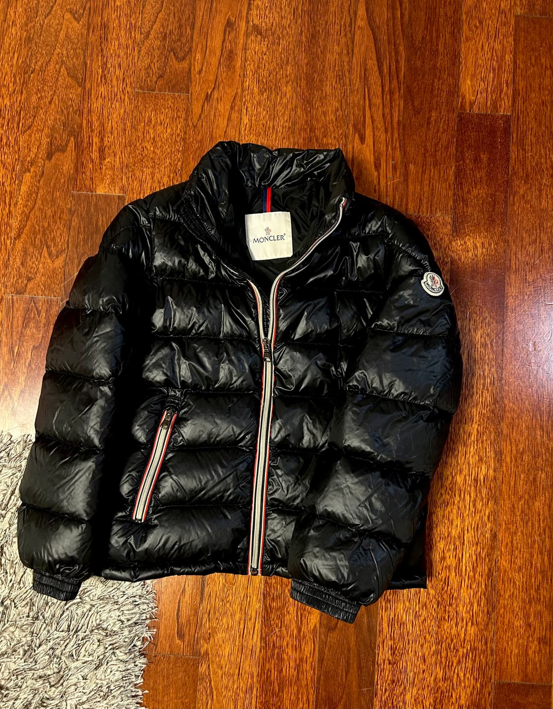 몽클레어 키즈 블랙 유광 구스다운 패딩(10세) 상품이미지2