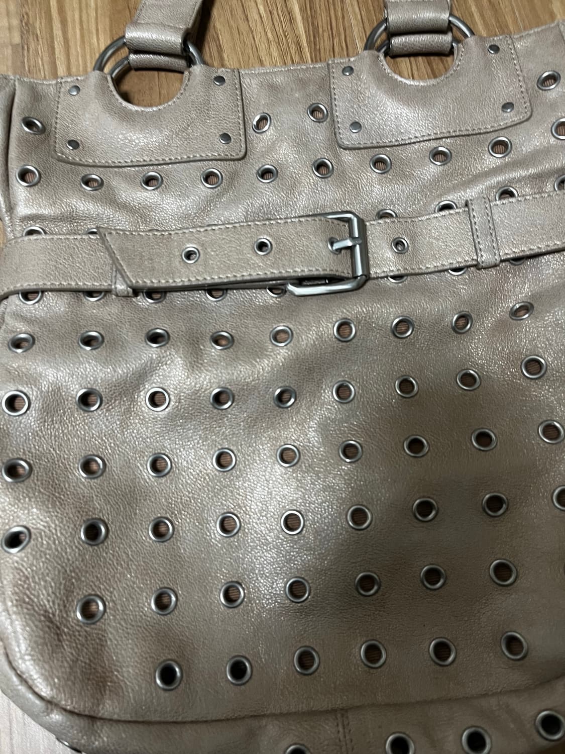 지센 펀칭 디테일 가죽 토트백 상품이미지2