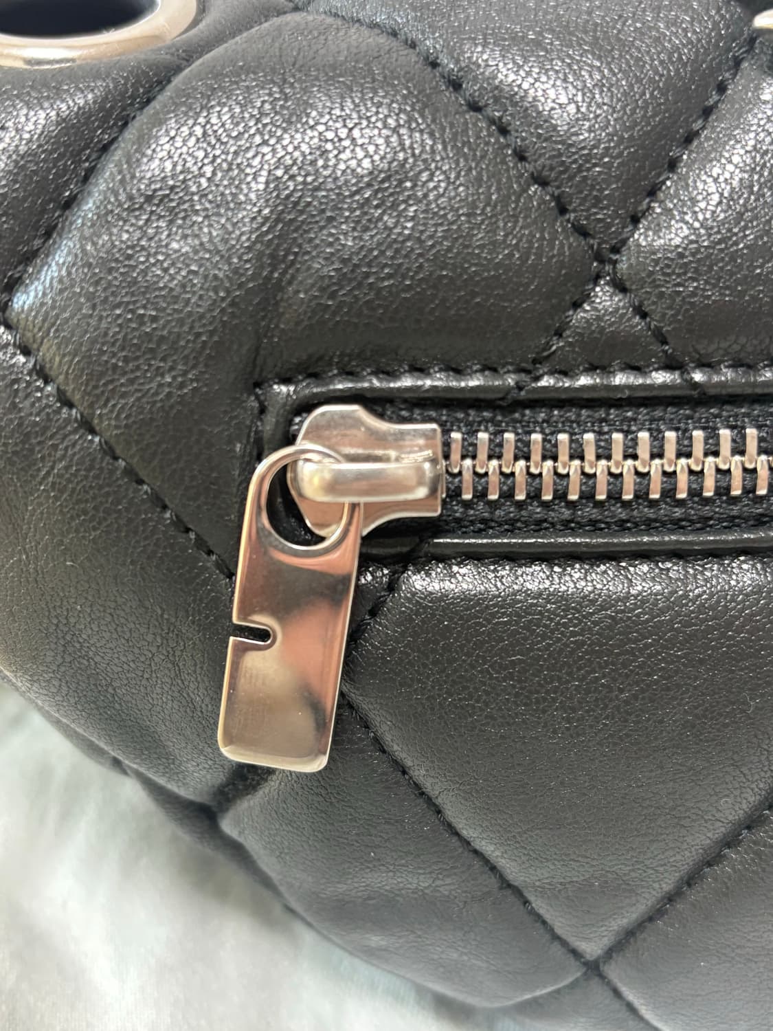 (새상품,24SS)버버리 쉴드 락 레더 숄더백 블랙 8087272 상품이미지3