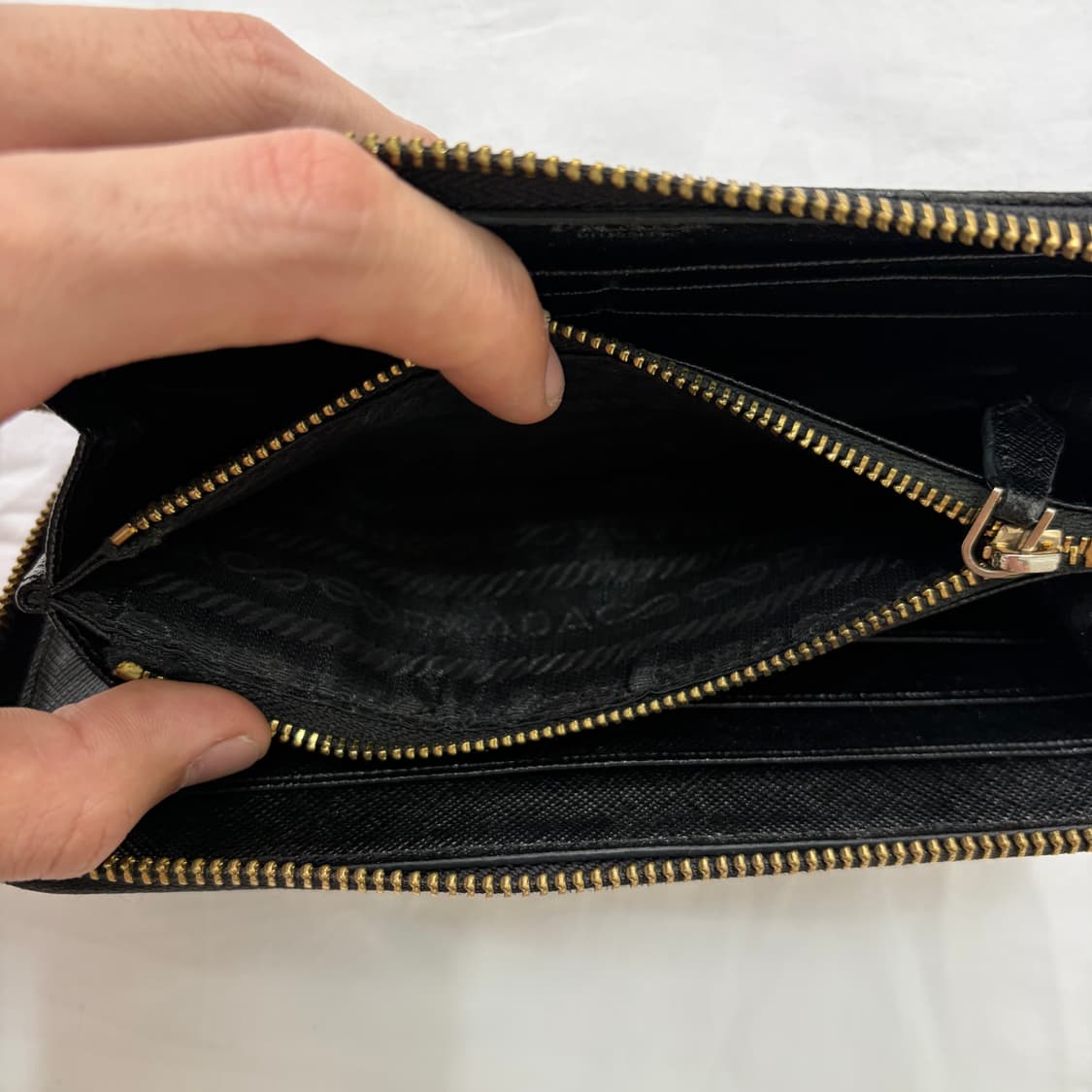 프라다 사피아노 메탈 로고 지퍼 장지갑 상품이미지5