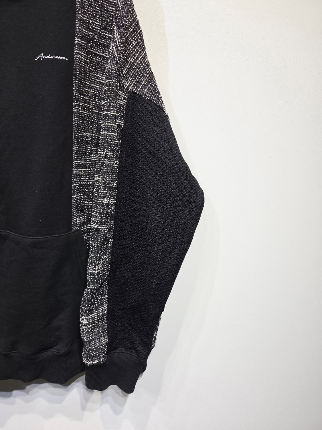 앤더슨벨 패브릭 배색 후드티 블랙 상품이미지4