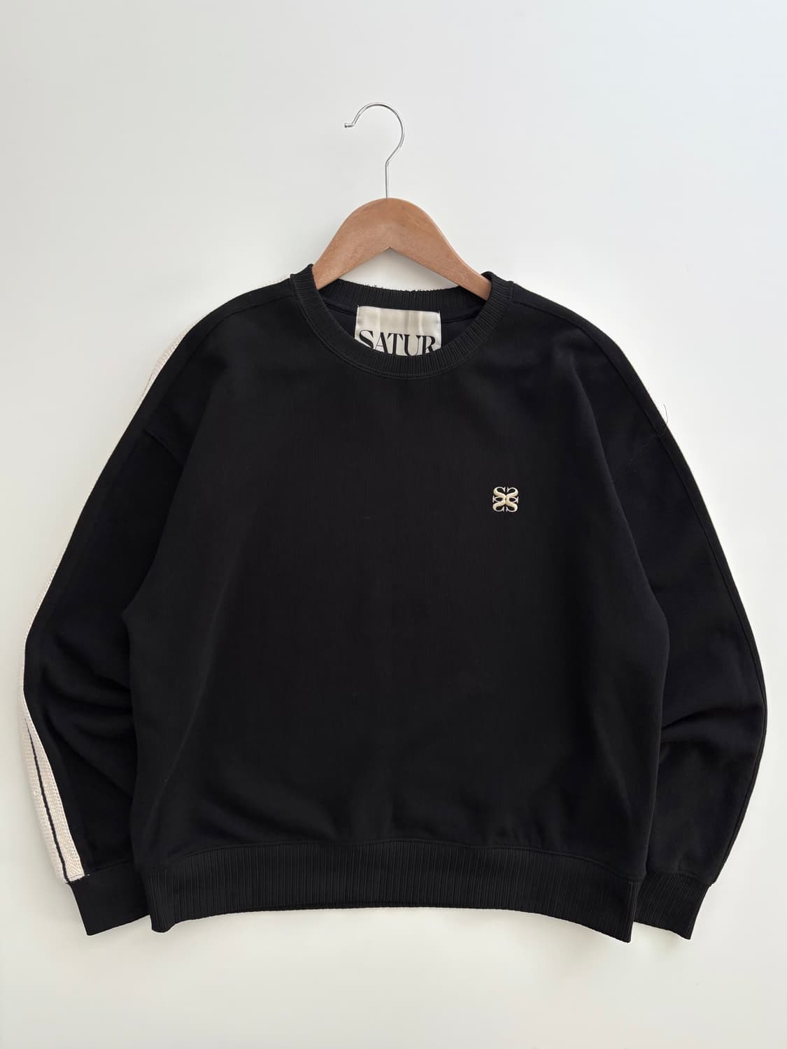 Satur 세터 블랙컬러 스몰로고 사이드라인 니트맨투맨 상품이미지3