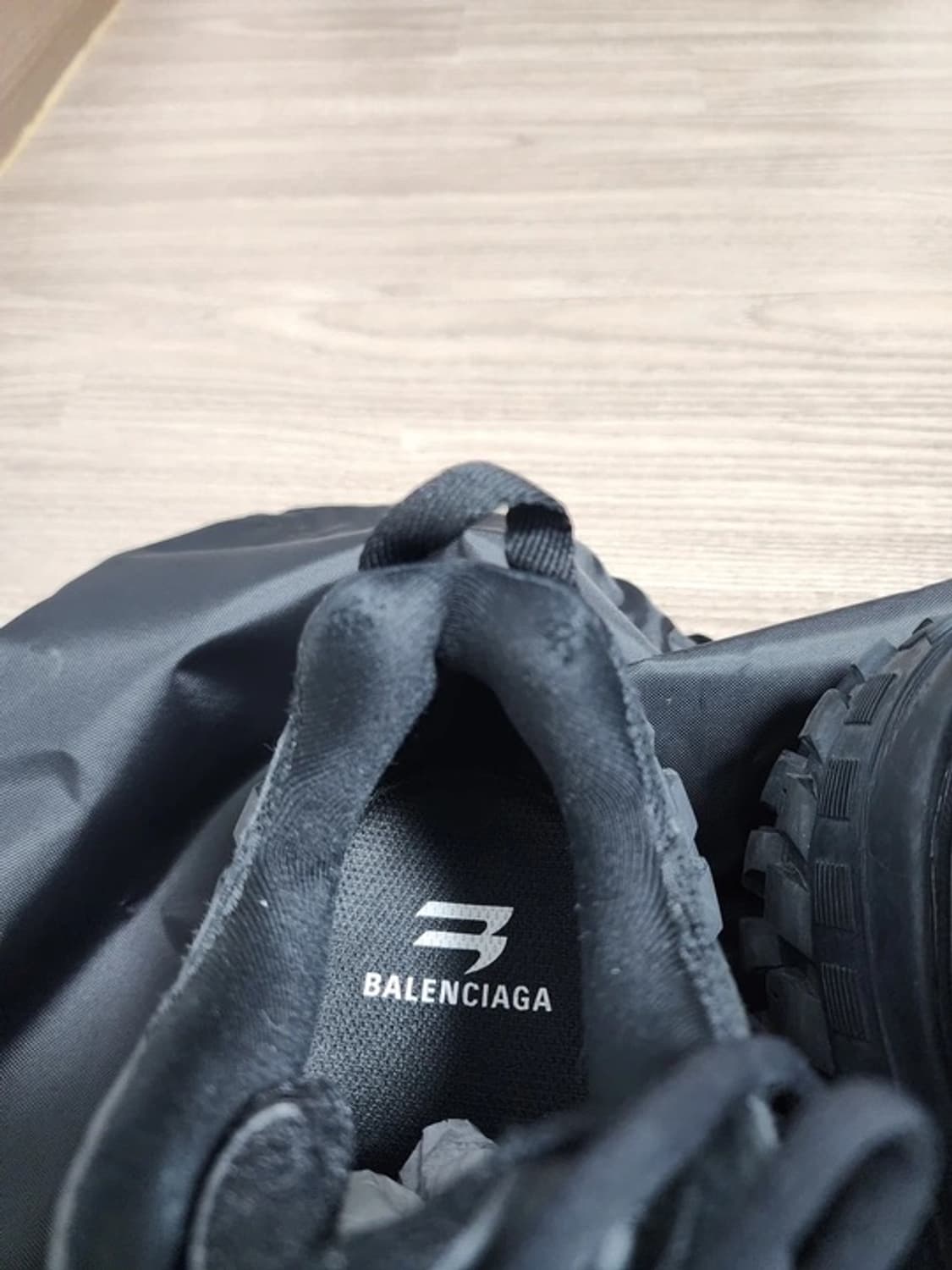 발렌시아가 디펜더 블랙 42 상품이미지4