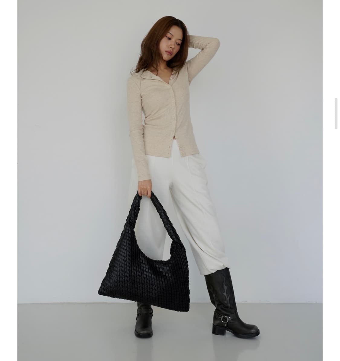 콰니 호보백 Textured Hobo Bag Black 상품이미지3