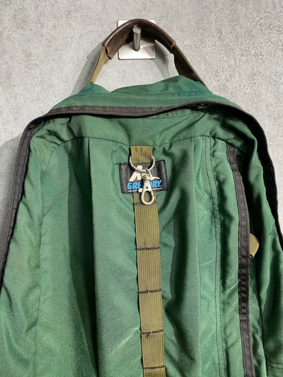 [37*50] 90s Gregory 그레고리 스웨이드 바텀 백팩 상품이미지3