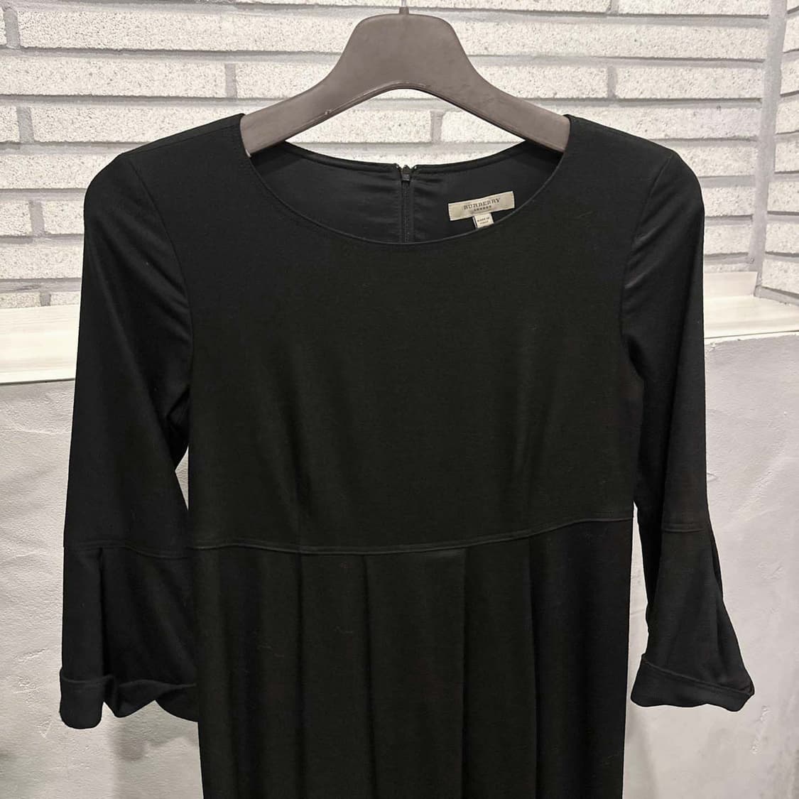 버버리 미디 원피스 라운드넥 7부 플레어 소매 플리츠 디테일 블랙 상품이미지4