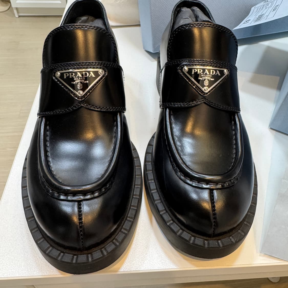 프라다 초콜릿 브러시드 레더 로퍼 블랙 37.5 상품이미지2