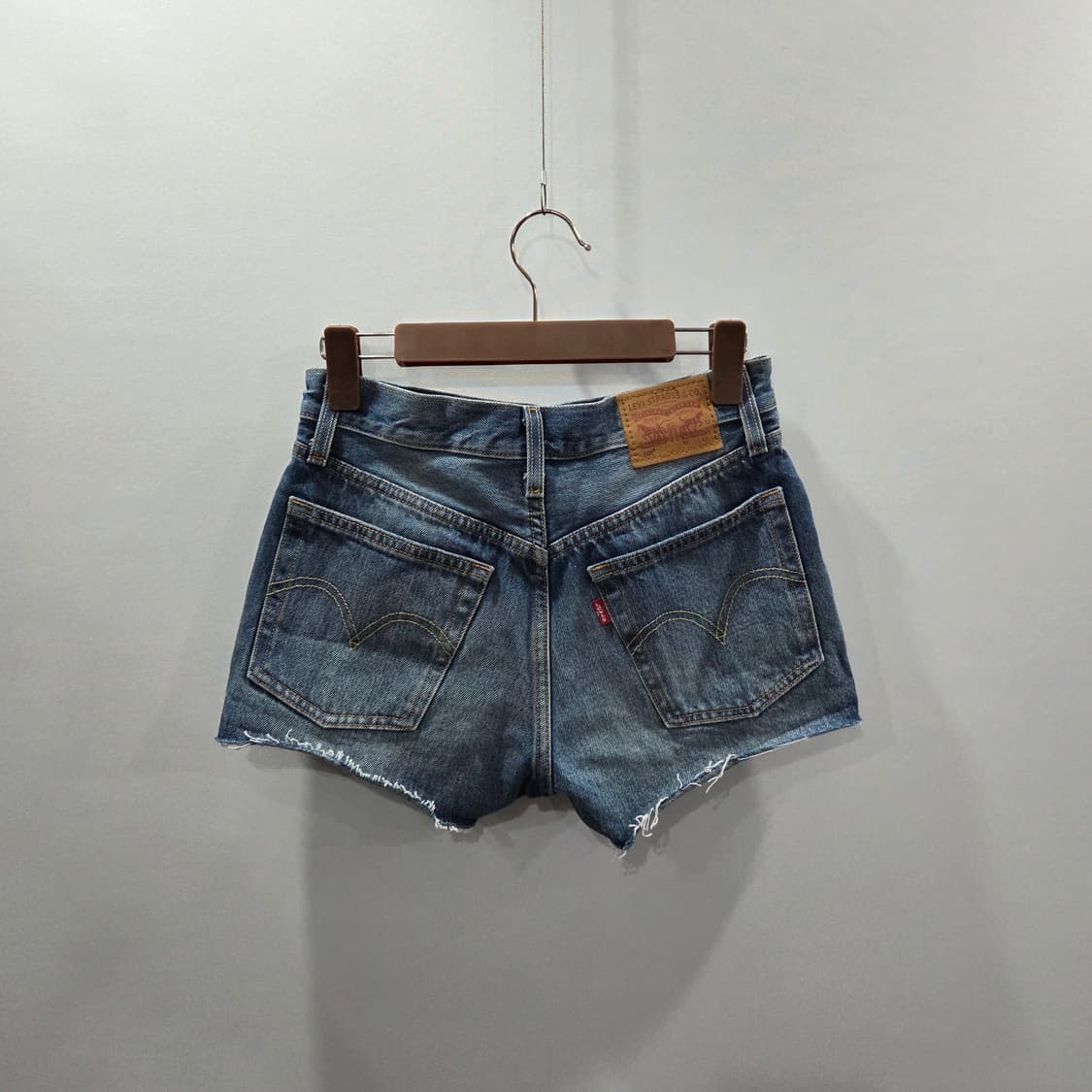 리바이스 501 우먼 핫팬츠 25 상품이미지2