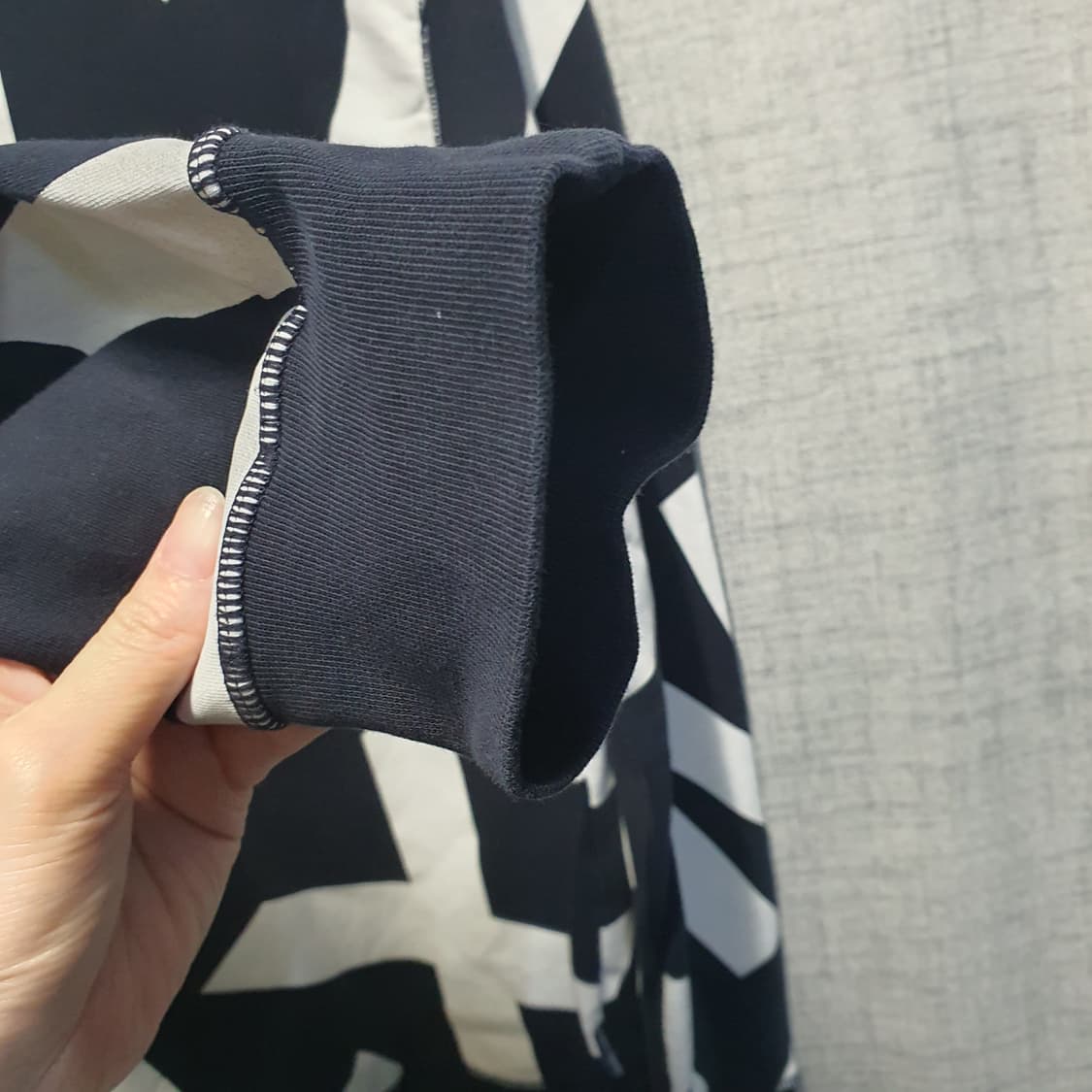 알마니 익스체인지 로고 맨투맨 블랙  상품이미지4