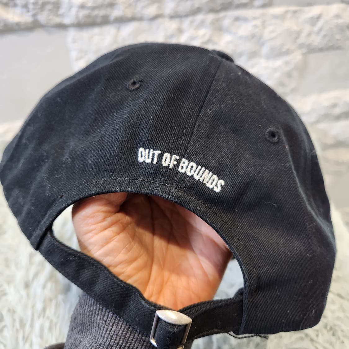 OUT OF BOUNDS 미니멀 자수 블랙 볼캡 상품이미지5