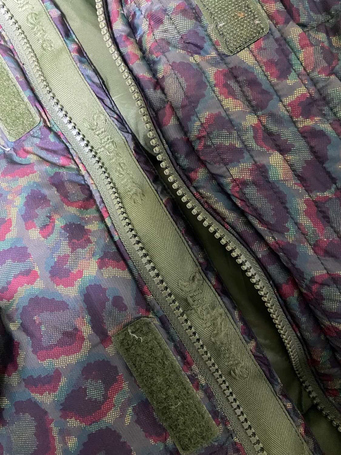 [M]FW24 슈프림 700필다운 홀로그램 레오파드 패딩 상품이미지7