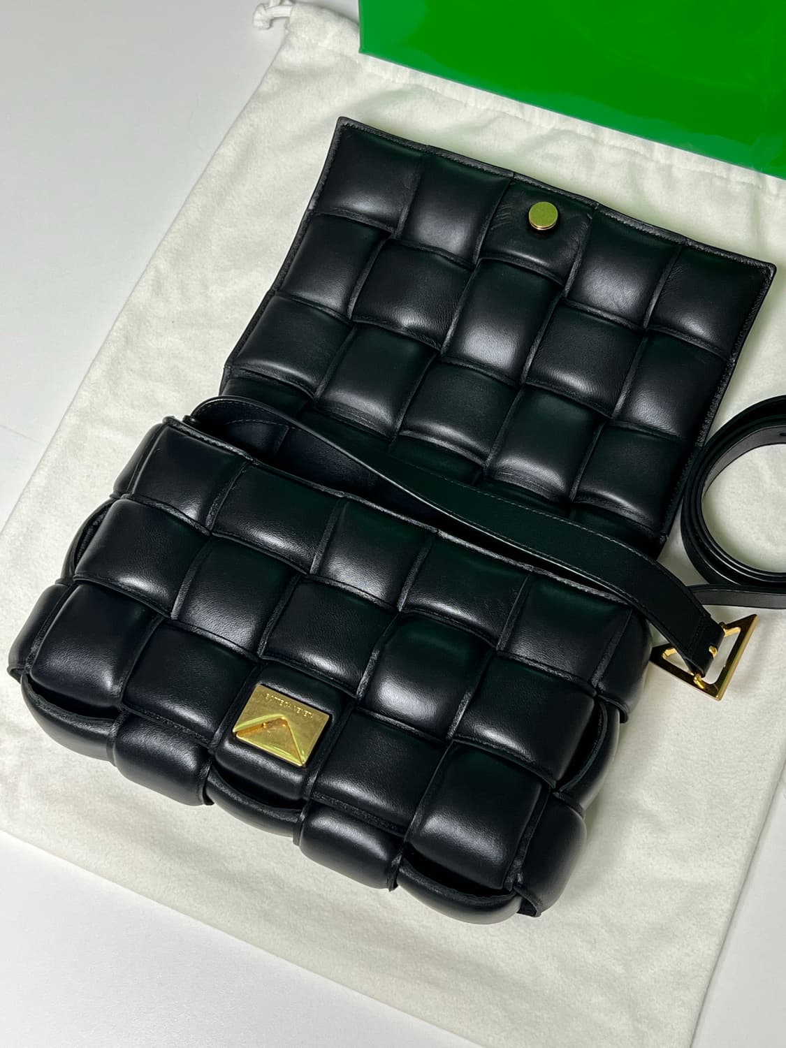 [정품] 백화점판 / 보테가베네타 패딩 카세트백 블랙 금장 상품이미지7