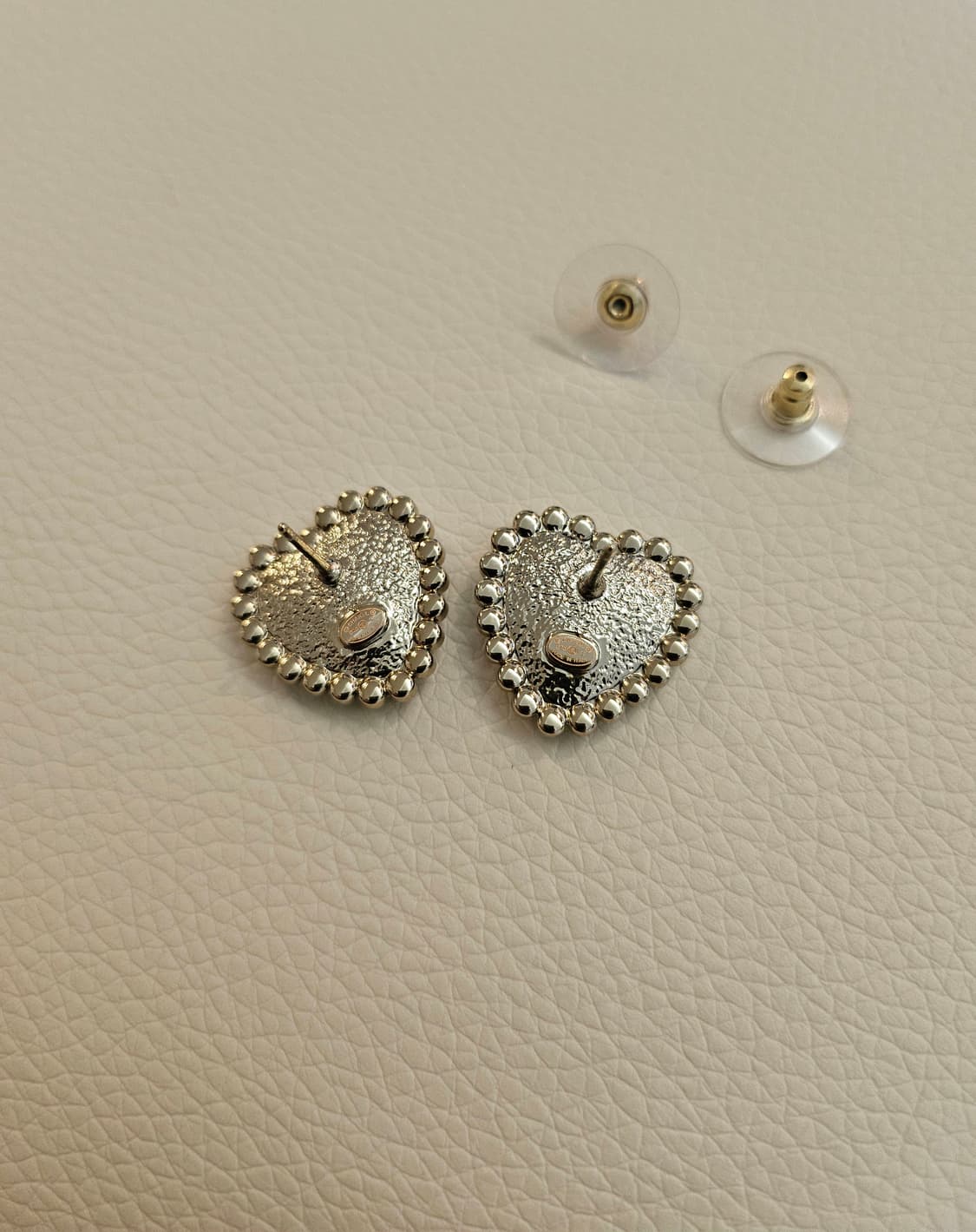 샤넬 블랙하트 진주장식 CC로고 귀걸이 업사이클링 상품이미지8