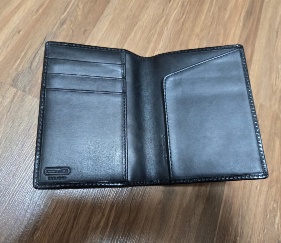 코치 시그니처 패턴 여권 지갑 _ 블랙 상품이미지3