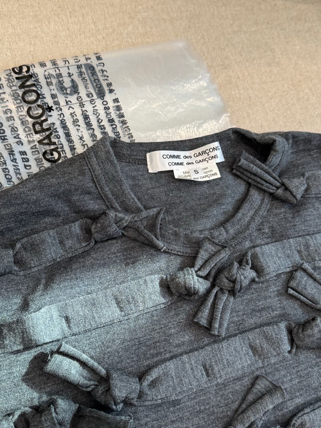 꼼데가르송 꼼꼼 25aw 리본 그레이 니트 상품이미지4