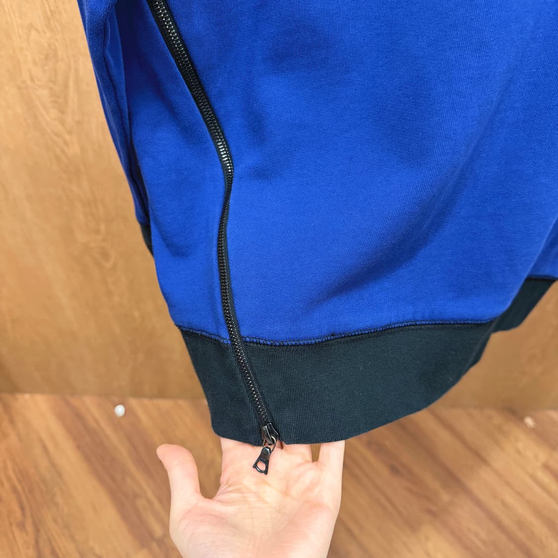 산드로 라운드넥 긴팔 맨투맨 블랙 배색 사이드 비대칭 지퍼 디테일 블루 상품이미지6