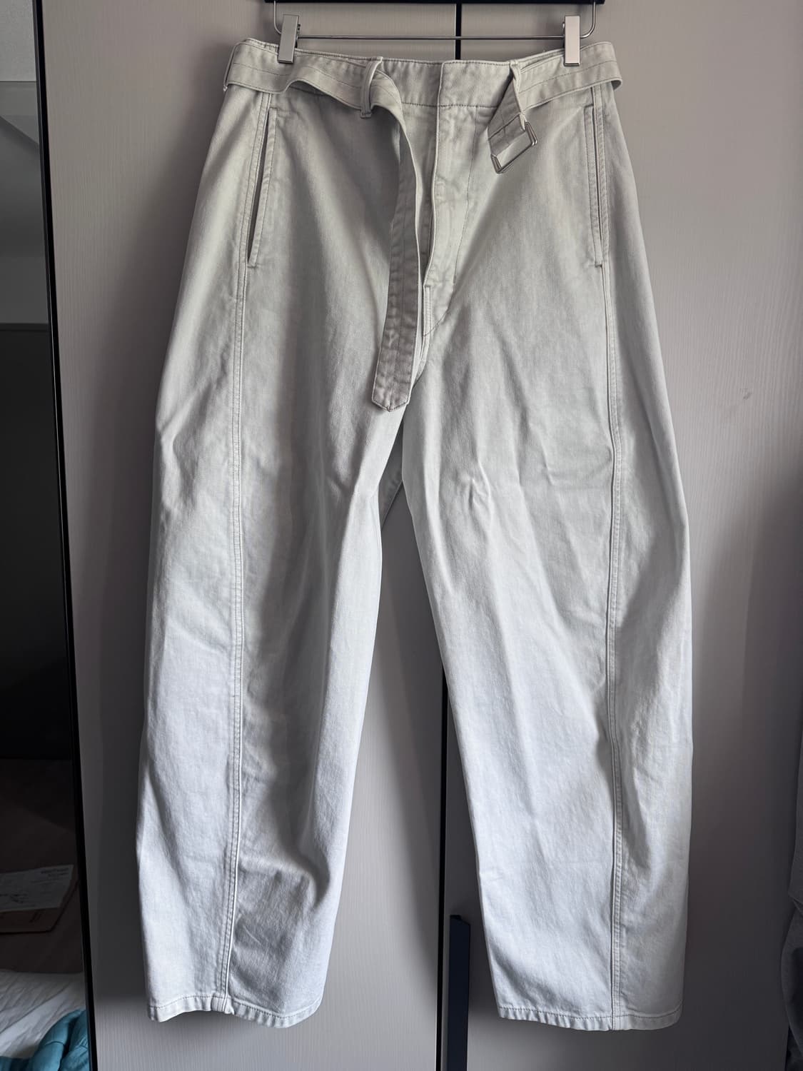 LEMAIRE 르메르 트위스트 벨티드 팬츠 스노우그레이 L 상품이미지1