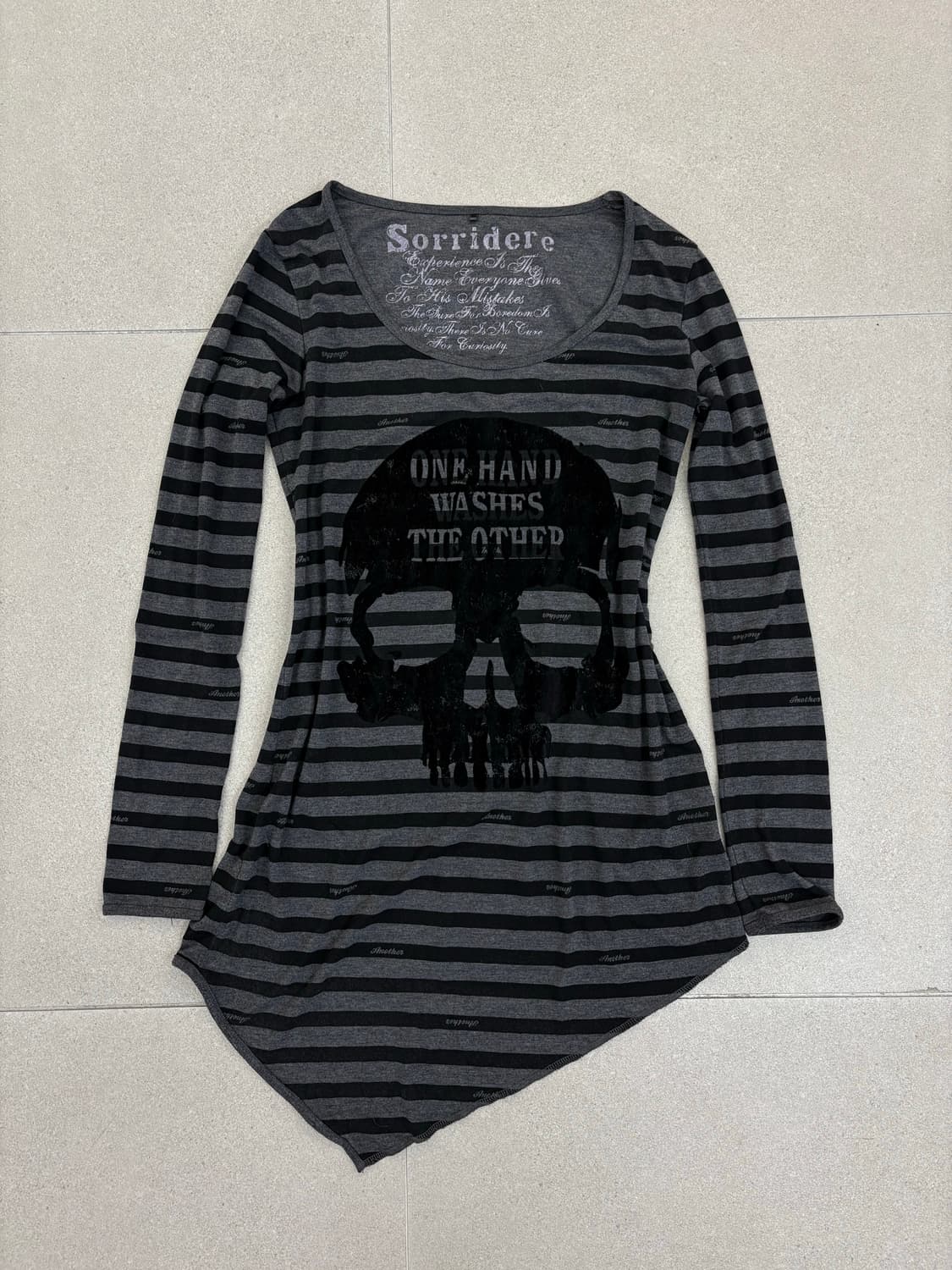 sorridere 언발 스컬 롱슬리브 상품이미지1