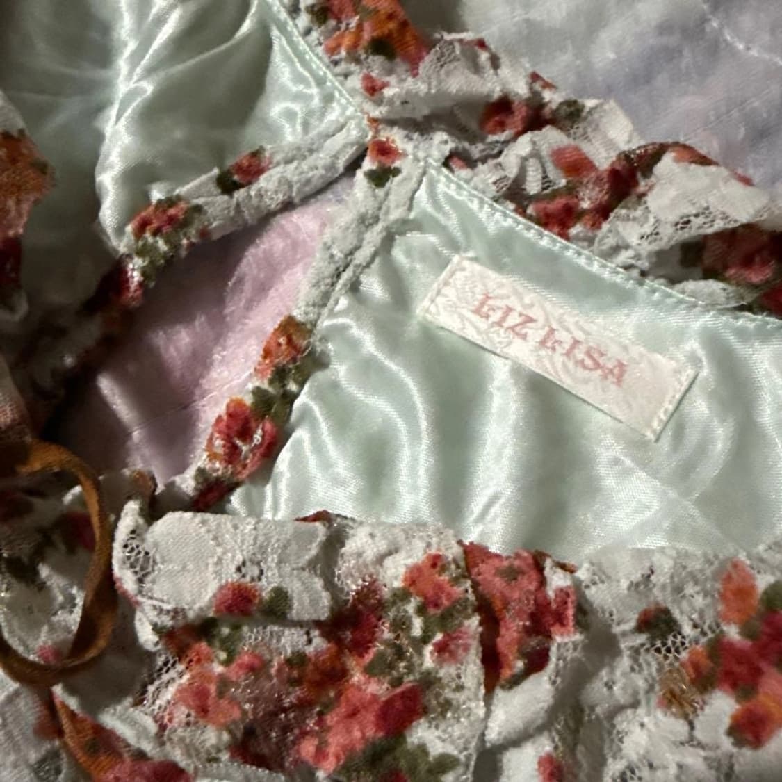 리즈리사 고전 플로럴 블라우스 상품이미지3