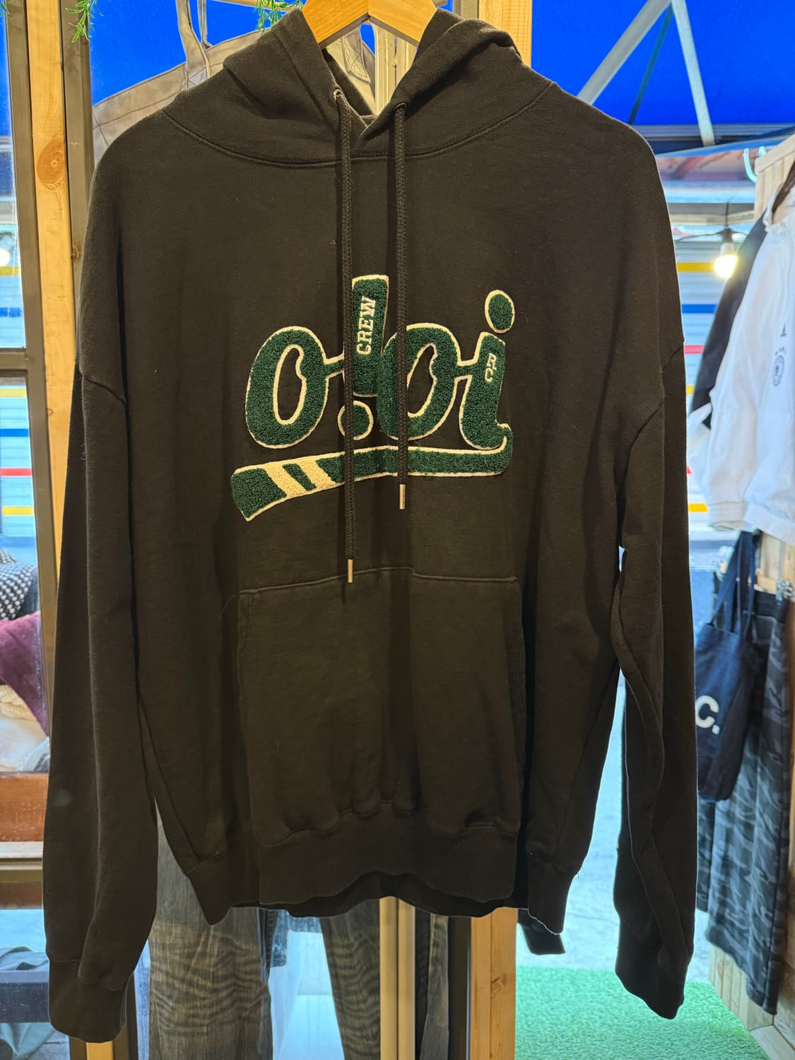 오아이오아이 부클로고 블랙 후드티 상품이미지1