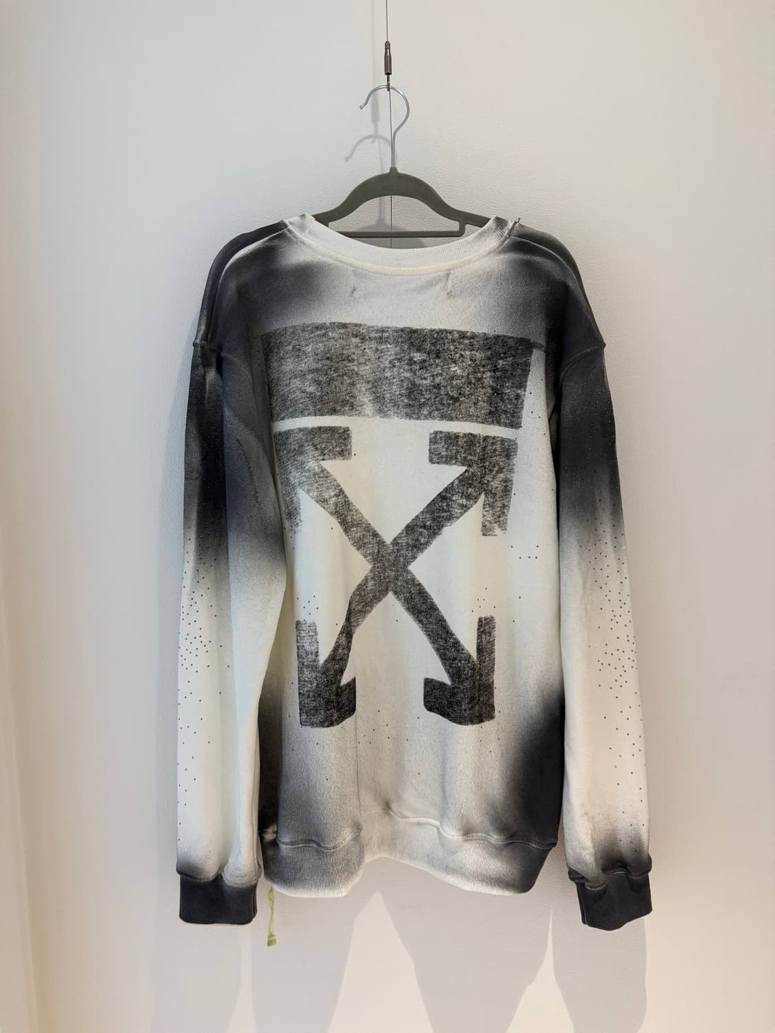 오프화이트 스프레이 에로우  맨투맨 상품이미지1