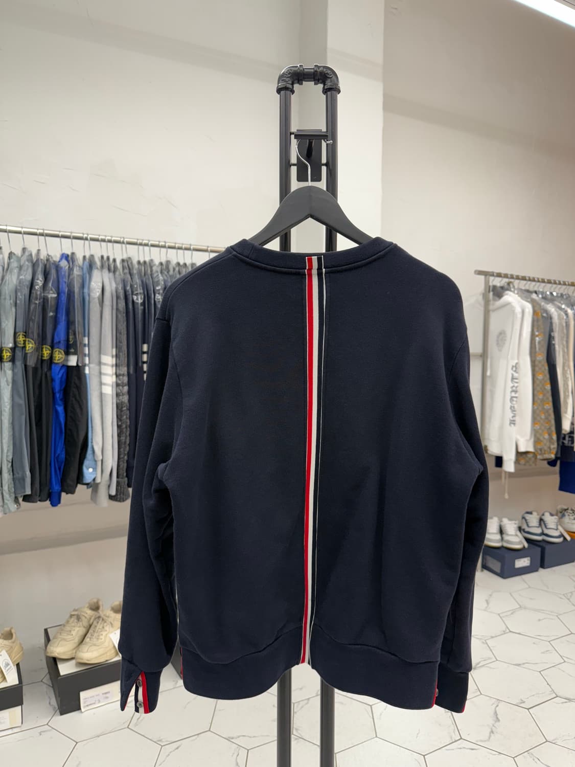 [3] 톰브라운 백삼선 맨투맨 상품이미지1