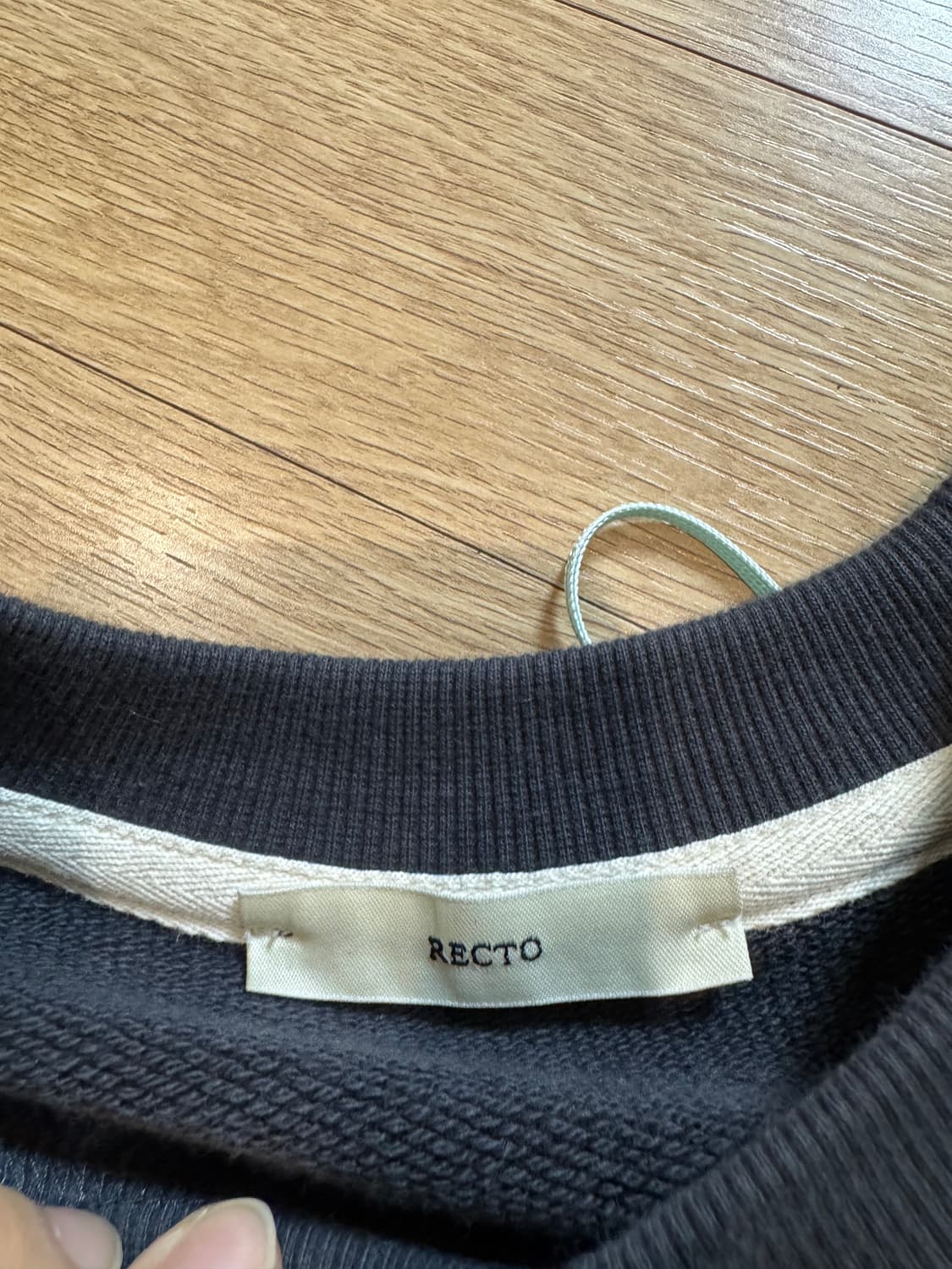 렉토 크롭 맨투맨 차콜 상품이미지5