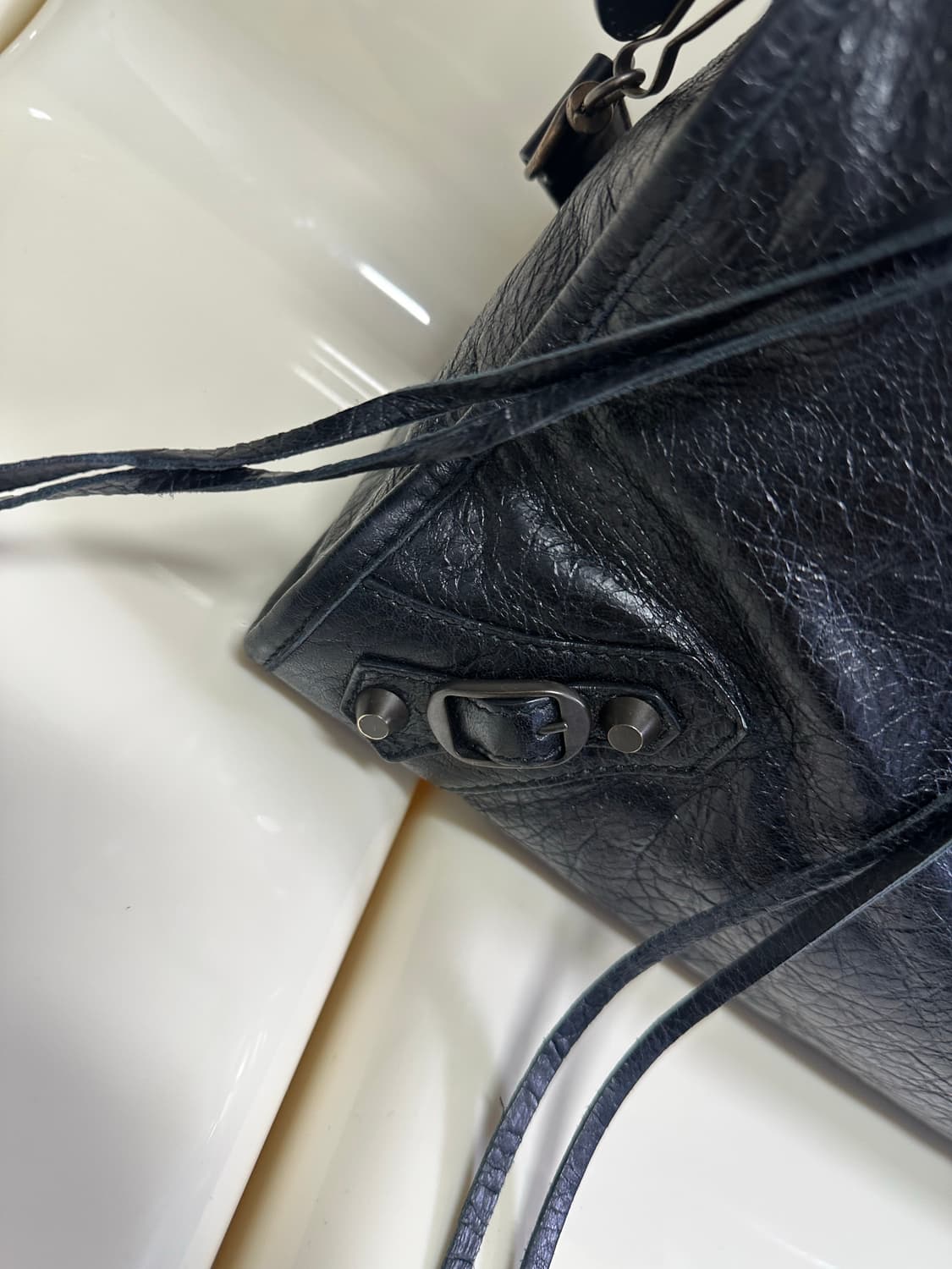 [A+ 정품] 발렌시아가 시티 모터백 미디움 블랙 상품이미지4