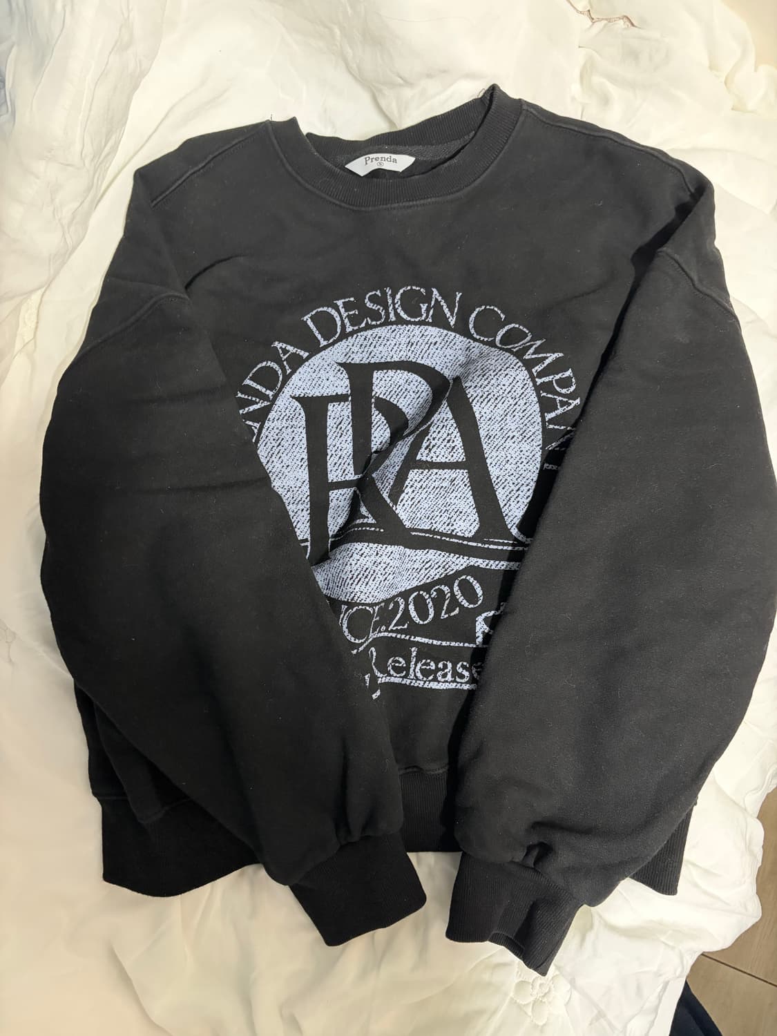 프렌다 ROUND LOGO CREWNECK SWEATSHIRT BLACK 상품이미지4