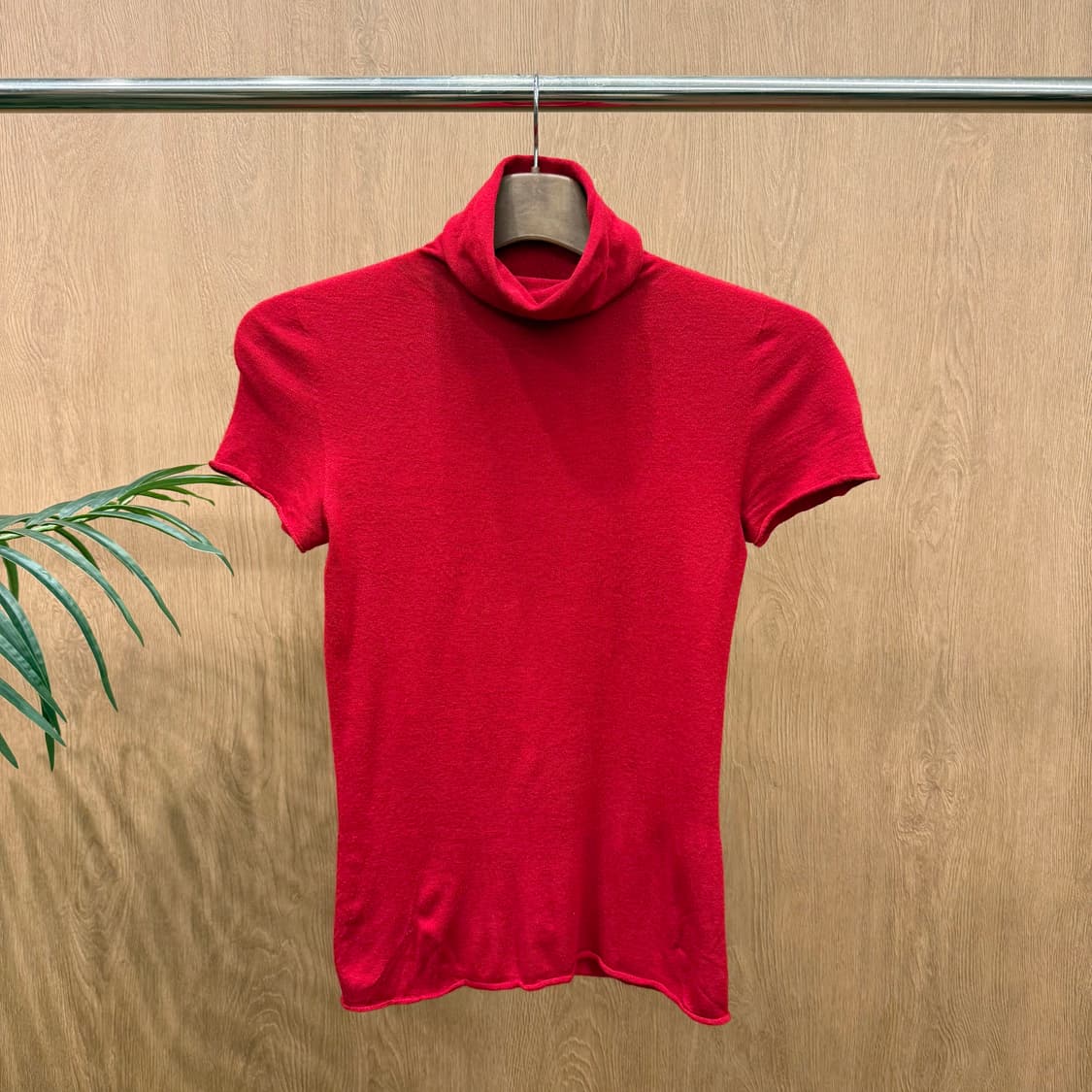 막스앤코 터틀넥 반팔 니트 파인 니트 롤 엣지 디테일 슬림핏 레드 상품이미지1