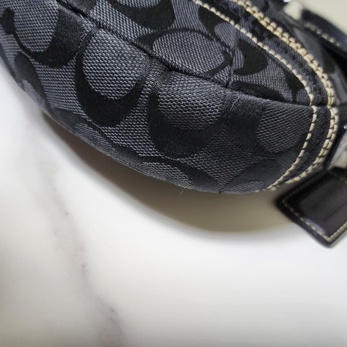 코치 버클 숄더백 상품이미지5