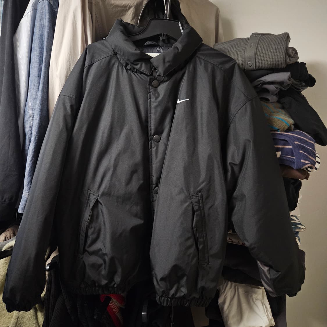 (L)나이키 솔로 스우시 푸버 패딩팝니다. 뉴진스 민지 착용 상품이미지1